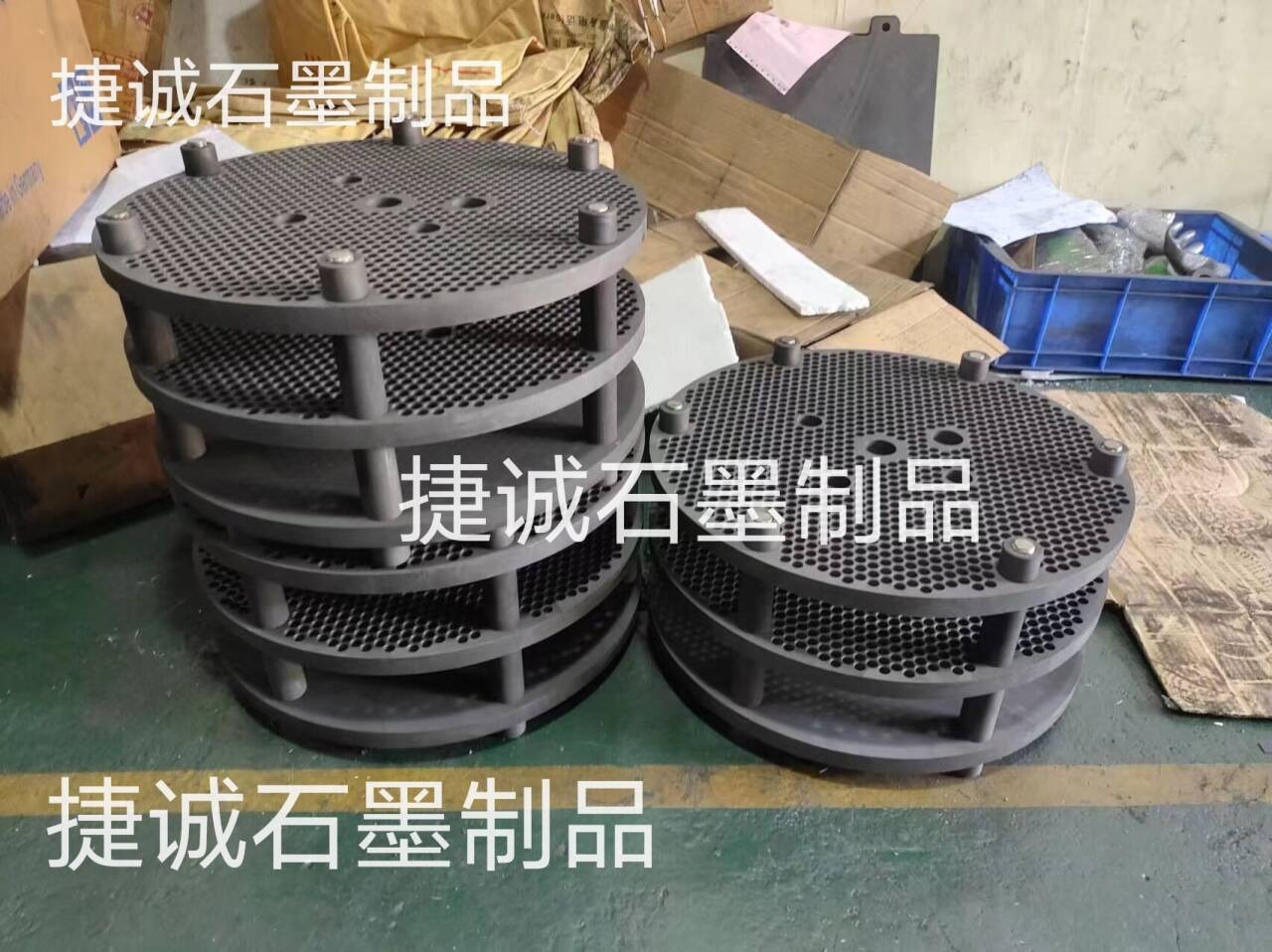 高精純石墨盤(pán)，常規(guī)石墨盤(pán)，高純石墨盤(pán)，石墨盤(pán)，鐘罩爐燒結(jié)石墨盤(pán)，導(dǎo)熱銅管燒結(jié)石墨盤(pán)，粉末冶金爐石墨夾具，發(fā)熱盤(pán)，高純石墨電子燒結(jié)模具，推板爐燒結(jié)石墨盤(pán)